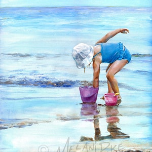 Niña en la playa Pintura original o impresión de un niño jugando con cubos en aguas poco profundas