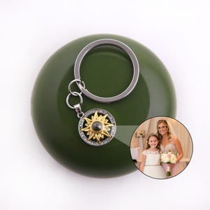 Llavero con foto y brújula de girasol personalizada • Regalo de recuerdo personalizado para ella o su hermana • Joyas conmemorativas con foto oculta para una amiga