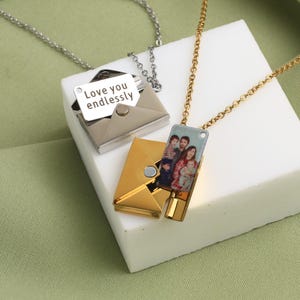 Medallón de foto con grabado personalizado • Collar de pareja con sobre • Joyería con mensaje oculto • Regalo de carta de amor personalizado para mamá, amiga, hija