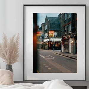 Fotografia di insegne al neon di pub londinesi - Arte murale di scene notturne urbane, stampa di edifici in mattoni d'epoca, cultura dei pub britannici, fotografia di strada