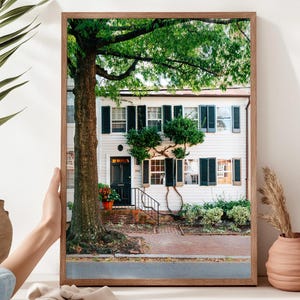 Encantadora Casa Blanca Colonial en Alexandria, Virginia: Impresión fotográfica de viajes del casco antiguo, arte mural de arquitectura histórica