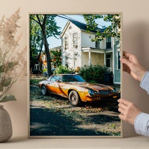 Lámina de arte mural de coches clásicos: fotografía de un Camaro clásico de los años 70, escena callejera otoñal en Alexandria, Virginia, decoración retro para el hogar, nostalgia urbana