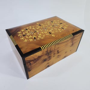 Handgefertigte Schmuckschatulle aus Thujaholz - 10x7 abschließbare marokkanische Wurzelholzschachtel mit Perlmutt, luxuriöses Holz Andenken Geschenk, einzigartige Tislit Box