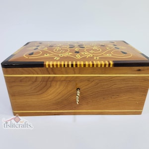 BOÎTE À BIJOUX EN loupe de thuya massive faite main - Souvenir marocain verrouillable 8 x 6, cadeau artisanal unique, oeuvre d'art en bois unique en son genre, TislitCraft