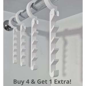 Può includere: Grucce bianche per cravatte con più ganci, progettate per appendere cravatte, cinture o accessori. Le grucce si attaccano a un'asta per armadi. L'immagine include il testo "Buy 4 & Get 1 Extra!"