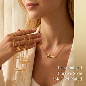 Puede incluir: Collares de nombres en cursiva chapados en oro. La imagen muestra varios collares con diferentes nombres, incluyendo "Jane", "Bina", "Diana", "Alissa" y "Laura". Los collares se muestran sobre un fondo neutro. El texto de la imagen dice "Personalized Cursive Style 18K Gold Plated".