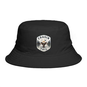 Puede incluir: Sombrero de pescador negro con un parche con una cola de ballena, pájaros y el texto "CHASIN TAIL". El sombrero está hecho de un material suave y es adecuado para actividades al aire libre. Un accesorio elegante para cualquier atuendo casual.