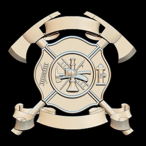 Peut inclure: Un emblème de pompier beige avec des haches croisées, un bouclier central avec une échelle, une borne-fontaine et d'autres outils, et deux bannières. L'emblème est posé sur un fond noir.