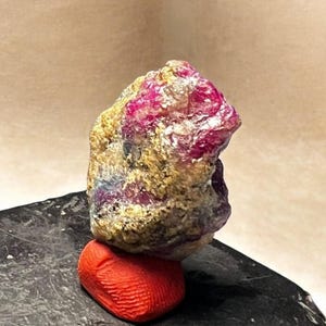 53,40 karaat natuurlijke duivenbloedrobijn, ruw kristal | Robijnexemplaar uit Kasjmir, Pakistan | Ruwe robijn, verzamelsteen