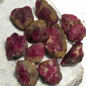 Lote de rubíes naturales en bruto de 56,30 ct / Gema roja sin tallar, material para facetado y tallado.