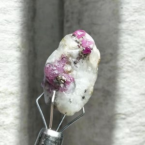 Ejemplar de cristal de rubí natural de 11,80 quilates, matriz de feldespato de Afganistán (ejemplar en bruto)