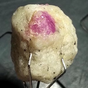Naturlig rubinkristall 10 karat Afghanistan | Rå rubinsten | Samlarmineralprov