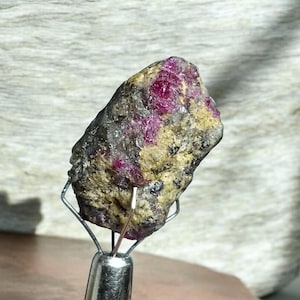 30-karatowy naturalny okaz kryształu rubinu, gołębia krew, minerał z Kaszmiru w Pakistanie, surowy rubinowy kamień szlachetny dla kolekcjonerów