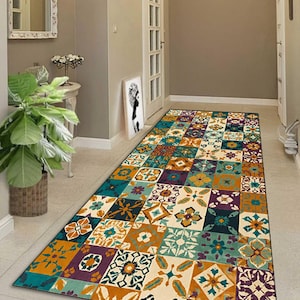 Peut inclure: Un tapis de couloir rectangulaire avec un motif patchwork. Le tapis présente un motif répétitif de carrés de différentes couleurs, notamment le turquoise, l'orange, le violet et la crème. Chaque carré contient un motif floral ou géométrique différent. Le tapis est posé sur un sol carrelé.