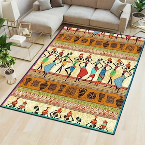 Peut inclure: Tapis rectangulaire avec un motif tribal africain. Le tapis présente un fond crème avec des rangées de danseurs, de poteries et de motifs géométriques dans les tons de marron, rouge, vert et bleu. Le tapis a une bordure bleu foncé.