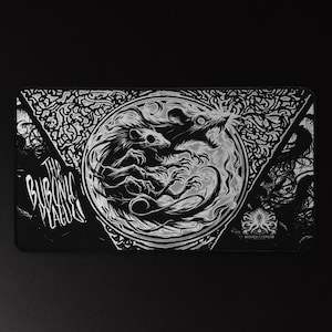 Tapete de juego pequeño de Peste Bubónica para MTG, tapete de juego para TCG, tapete de cartas, regalos de MTG, tapete de juego de Ratas Negras / 30,5 x 55,8 cm - Tapete de Magic: The Gathering