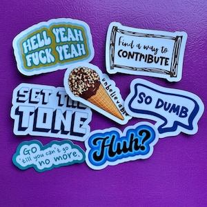 Könnte beinhalten: Eine Sammlung von sechs Vinyl-Aufklebern mit verschiedenen Motiven: ein hellblauer Aufkleber mit dem Text HELL YEAH FUCK YEAH, ein weißes Rechteck mit Find a way to CONTRIBUTE, ein Schokoladeneis mit unbelievable, eine blaue Sprechblase mit SO DUMB, ein blauer Aufkleber mit SET THE TONE, ein blauer Aufkleber mit Huh? und ein türkisfarbener mit GO till you can't go no more.
