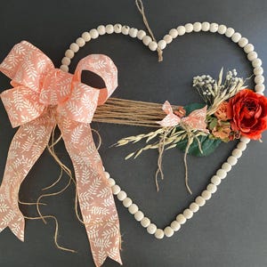 Heart Wreath - handgemachter Kranz aus Holzperlen mit Band und Blumen