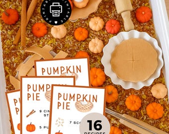 Könnte beinhalten: Eine sensorische Kiste mit herbstlichen Elementen. Enthält Miniatur-Orangenkürbisse, Zimtstangen, eine Teigrolle und Rezeptkarten mit der Aufschrift "Pumpkin Pie". Die Kiste enthält auch einen Tortenboden und einen weißen Pappteller.