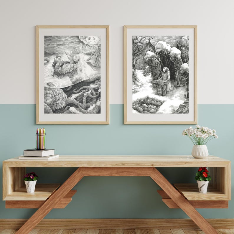 Op de afbeelding: Twee ingelijste zwart-wittekeningen. De tekening links toont een fantastische sc&egrave;ne met een boot die op een wateroppervlak drijft, met een groot, tentakelachtig wezen dat uit het water eronder opduikt. De tekening rechts toont een vrouw die in een besneeuwd bos staat, met meerdere figuren die achter haar staan.