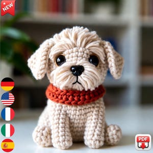 Könnte beinhalten: Gehäkelte Hunde-Figur in Beige mit rotem Halsband und großen schwarzen Augen. Der Hund sitzt und hat einen flauschigen Kopf. Das Bild zeigt ein "NEU"-Tag in der oberen linken Ecke.