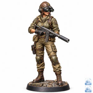 Puede incluir: Una figura en miniatura detallada de un soldado con uniforme táctico color canela, casco de cuero marrón y gafas de visión nocturna. La figura sostiene una ametralladora con silenciador, usa rodilleras y se apoya sobre una base circular.