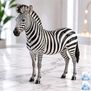 Op de afbeelding: Een staand zebrafiguur met een klassiek zwart-wit gestreept patroon over het hele lichaam, inclusief een gedetailleerde manen en staart. Het dierenfiguur is afgebeeld in een realistische houding met zwarte hoeven en een textuurrijke vacht.