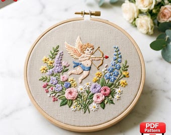 Schema di ricamo di Cupido in PDF con fiocco e ghirlanda floreale, download immediato, adatto ai principianti, disegno per ricamo a mano su telaio, artigianato fai da te