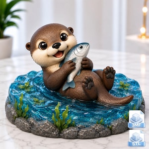 Puede incluir: Una figura de nutria marrón con grandes ojos negros, sosteniendo un pez plateado mientras flota sobre una base de agua azul translúcida. La base presenta plantas acuáticas verdes esculpidas y rocas grises, con iconos de archivos 3MF y STL.