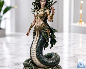 Puede incluir: Una figura detallada de Medusa con torso humano, serpientes por cabello y una larga cola de serpiente enroscada en tonos verde y crema. La figura luce joyería dorada ornamentada y una prenda verde oscuro sobre una base circular decorada.