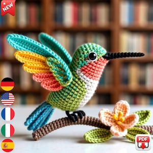 以下が含まれることがあります： 黒い持ち手と「But First, Coffee」のテキストが黒い太字で書かれた白いセラミックマグ。マグカップはぼやけた背景に置かれており、居心地の良い環境を示唆しています。