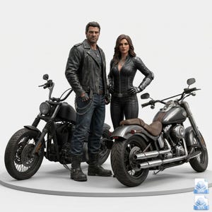 Peut inclure: Un ensemble de figurines représentant un homme et une femme debout entre deux motos. L'homme porte une veste en cuir noir, un jean foncé et des bottes avec une chaîne. La femme porte une veste et un pantalon en cuir noir. Les motos sont détaillées.