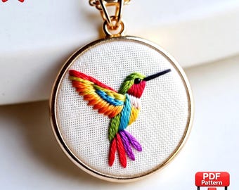 Schema per ricamo di un colibrì arcobaleno, design per mini ciondolo (download in PDF)