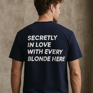 Camiseta "Secretamente Apaixonado por Cada Loira Aqui" com Citação Engraçada para Homens, Camiseta Azul Marinho com Estampa Traseira, Presente para Ele, Estética