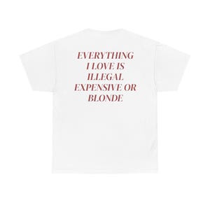 私が愛するものすべては高価です。違法またはブロンドのTシャツ、ファッション愛好家のための面白いTシャツ、ギフト用のユニセックスコットンTシャツ、カジュアルな普段着