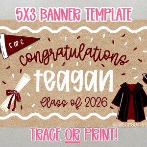 Puede incluir: Una plantilla de pancarta de 5x3 sobre un fondo de papel marrón con bordes blancos festoneados. Incluye el texto "congratulations teagan class of 2026" en granate y blanco. Los gráficos muestran un banderín granate, un diploma, una toga y un birrete.
