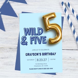 Puede incluir: Una invitación de cumpleaños azul claro con el texto "WILD & FIVE" y un globo dorado con el número 5. La invitación incluye detalles para el cumpleaños de Grayson, con pajitas a rayas azules y blancas y banderines azules en el fondo.
