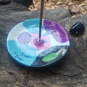 Incense holder with vine leaves