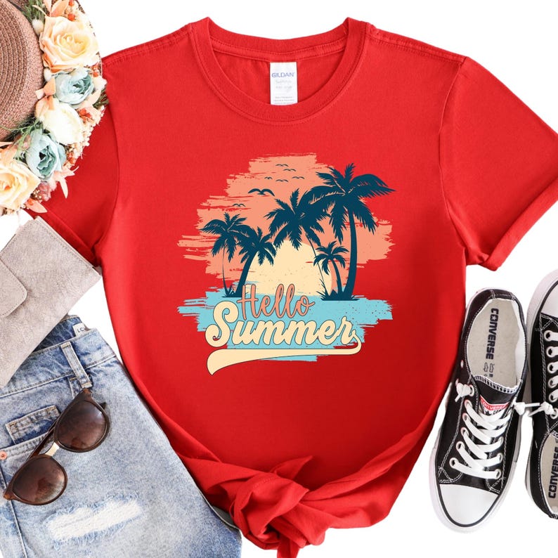 K&ouml;nnte beinhalten: Ein rotes T-Shirt mit einem tropischen Sonnenuntergangsdesign, Palmen und dem Text "Hello Summer". Die Grafik verwendet Blau-, Orange- und Wei&szlig;t&ouml;ne. Das Shirt wird mit einer blauen Jeans und schwarzen Converse-Sneakern kombiniert.