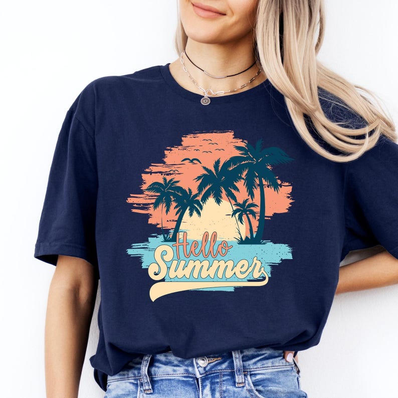 K&ouml;nnte beinhalten: Marineblaues T-Shirt mit einem tropischen Sonnenuntergangsdesign und Palmen. Der Text "Hello Summer" ist in einer Schriftart geschrieben. Die Grafik verwendet Orange-, T&uuml;rkis- und Gelbt&ouml;ne. Ein l&auml;ssiges T-Shirt f&uuml;r den Sommer.