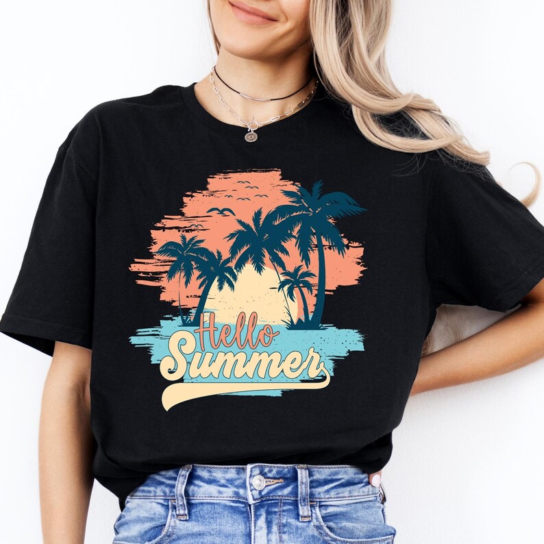 K&ouml;nnte beinhalten: Schwarzes T-Shirt mit einem farbenfrohen Grafikdesign. Das Design zeigt Palmen, einen Sonnenuntergang und die Worte "Hello Summer" in einer stilisierten Schriftart. Das Shirt ist ein l&auml;ssiger, bequemer Stil.