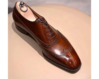 Handgemaakte bruine leren brogueschoenen met vleugeltip: Goodyear Welted