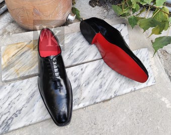 Handgemaakte zwarte leren brogueschoenen - rode onderschoen