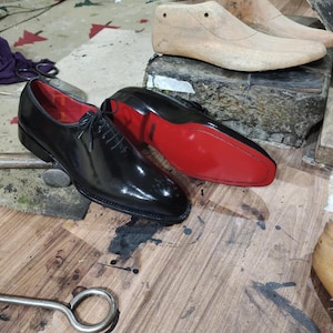 Zapatos Oxford negros de lujo con suela roja / Zapatos de vestir de cuero hechos a mano, zapatos brogue para hombre.