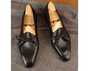 Tres pares de zapatos hechos a medida: dos marrones oscuros y uno negro sin cordones.