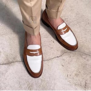 Mocasines de cuero bicolor hechos a mano, sin cordones, zapatos formales de vestir para hombre.