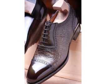 Scarpe stringate Oxford in pelle marrone scuro, realizzate a mano con lavorazione Goodyear Welt, con punta rinforzata.