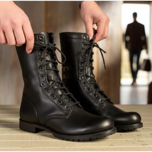 Puede incluir: Una taza de cerámica blanca con un asa negra y el texto "But First, Coffee" en negro y negrita. La taza está sobre una superficie de madera. La taza mide aproximadamente 10 cm de alto.