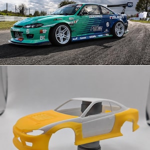 Peut inclure: Une image en deux parties montrant une voiture de drift et une carrosserie miniature. Le haut montre une Nissan Silvia S15 de course bleu et turquoise avec la marque Falken sur piste. Le bas montre une carrosserie de voiture en plastique jaune et blanc.