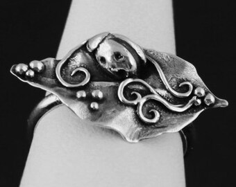 Ladybug ring, large leaf ring made of sterling silver, oxidized silver, floral large ring. Ladybird ring.